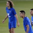 Francia sufre con su mediocampo al debutar ante Australia