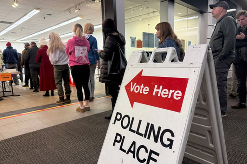 La entrada de un centro de votación en Anchorage, Alaska, el 21 de octubre del 2026. (AP foto/Haven Daley)