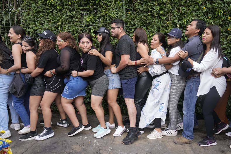 Fans de Shakira esperan en la fila antes de su concierto en el Estadio Nacional de Lima, Perú, el lunes 17 de febrero de 2025. (Foto AP/Martin Mejia)