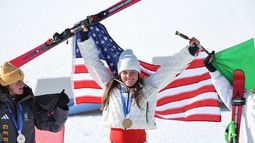 La estadounidense Breezy Johnson celebra tras ganar la medalla de oro en el descenso femenino en los Juegos Olímpicos de Invierno en Cortina dAmpezzo, Italia el domingo 8 de febrero del 2026. (AP Foto/Marco Trovati)