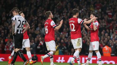 americateve | Mesut Ozil (derecha) celebra con sus compa&ntilde;eros del Arsenal luego de anotar frente al Newcastle, el lunes 28 de abril de 2014, en un encuentro de la Liga Premier inglesa (AP Foto/Alastair Grant)