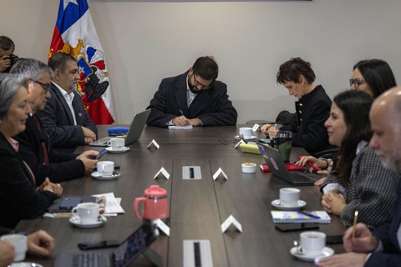 El presidente chileno Gabriel Boric asiste a una reunión con un comité político el día después de las elecciones para el Consejo Constitucional en Santiago de Chile, el lunes 8 de mayo de 2023. (AP Foto/Esteban Felix)