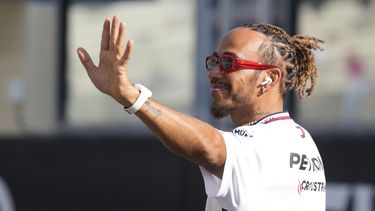 ARCHIVO - Foto del 26 de noviembre del 2023, el piloto de Mercedes Lewis Hamilton saluda a la afición mientras los pilotos desfilan antes del Gran Premio de Abu Dhabi. El jueves 1 de febrero del 2023 hay reportes de que Hamilton podría dejar a Mercedes y firmar con Ferrari en el 2025. (AP Foto/Kamran Jebreili, Archivo)
