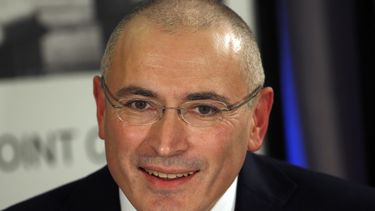 americateve | En esta fotograf&iacute;a de archivo del 22 de diciembre de 2013, el ex magnate ruso Mija&iacute;l Jodorkovski habla durante una conferencia de prensa en Berl&iacute;n, Alemania. Suiza le concedi&oacute; una visa a Jodorkovski, inform&oacute; la embajada