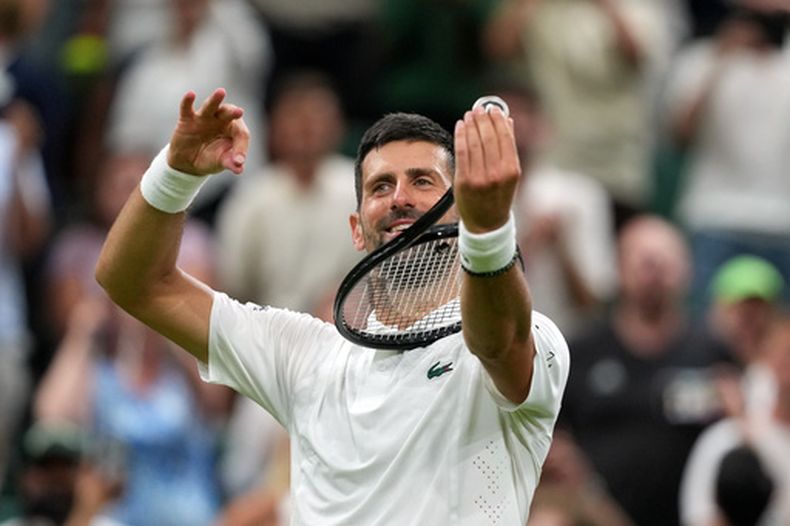 El serbio Novak Djokovic celebra luego de vencer al chino Yibing Wu en la primera ronda del Campeonato de Wimbledon, el lunes 29 de junio de 2026, en Londres. (AP Foto/Kin Cheung)