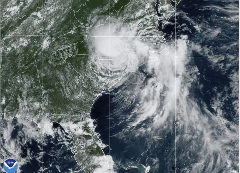 Imagen difundida por la Oficina Nacional de Administración Oceánica y Atmosférica de Estados Unidos (NOAA, por sus siglas en inglés) que muestra a la tormenta tropical Chantal yendo desde Carolina del Sur a Carolina del Norte, el 6 de julio del 2025. (NOAA via AP)