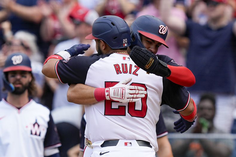 El venezolano de los Nacionales de Washington, Keibert Ruiz y Luis García Jr. celebran el jonrón de tres carreras de Rui durante la cuarta entrada del juego de béisbol ante los Bravos de Atlanta, en el Nationals Park, el domingo 9 de junio de 2024, en Washington. (AP Foto/Alex Brandon)