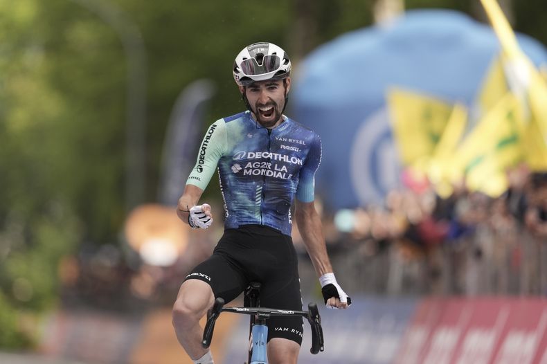 El francés Valentin Paret-Peintre celebra tras ganar la décima etapa del Giro de Italia, el martes 14 de mayo de 2023, en Cusano Mutri. (Massimo Paolone/LaPresse vía AP)