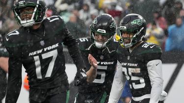 White lanza para 3 touchdowns; Jets arrollan a Bears