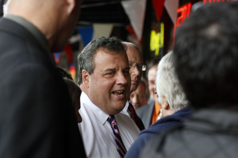 El gobernador de Nueva Jersey, Chris Christie, en una foto del 30 de octubre del 2013 recibe el saludo de los transe&uacute;ntes en una calle de Linden, Nueva Jersey. Christie se presenta como un l&iacute;der republicano inclusivo durante su campa&ntilde;
