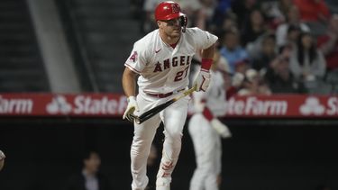 Mike Trout, de los Angelinos de Los Ángeles, batea un jonrón en el encuentro ante los Medias Rojas de Boston, el martes 23 de mayo de 2023 (AP Foto/Ashley Landis)