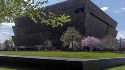Esta imagen del viernes 28 de marzo de 2025 muestra el Museo Nacional de Historia y Cultura Afroestadounidense en el National Mall, en Washington. (AP Foto/Mark Schiefelbein)