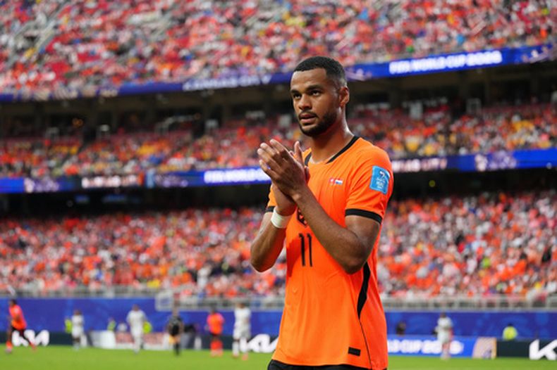 Cody Gakpo, de Holanda, aplaude al abandonar la cancha en el partido del Mundial ante Túnez, el jueves 25 de junio de 2026, en Kansas City, Missouri (AP Foto/Ed Zurga)