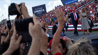 trump sopesa acudir a una marcha a favor de su administracion en washington