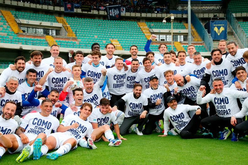 Jugadores del Como celebran la victoria 1-0 ante el Hellas Verona al final del encuentro de la Serie A el domingo 10 de mayo del 2026. (Paola Garbuio/LaPresse via AP)