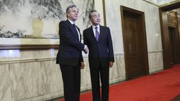 El secretario de Estado estadounidense Antony Blinken saluda al máximo diplomático chino Wang Yi en Beijing, China, el lunes 19 de junio de 2023. (Leah Millis/Pool Photo via AP)