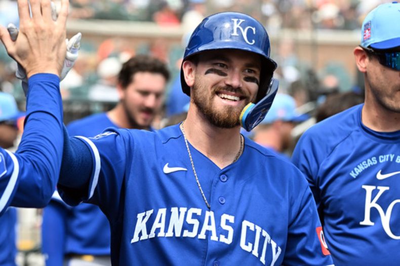 Nick Loftin de los Reales de Kansas City felicitado tras conectar un jonrón en la novena entrada ante los tigres de Detroit el sábado 25 de julio del 2026. (AP Foto/Jose Juarez)