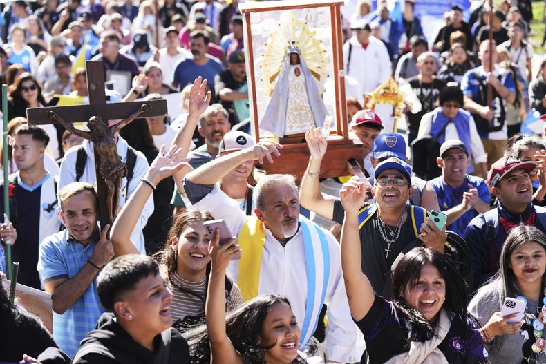Los dolientes rinden homenaje al difunto papa Francisco en una caravana que recorre lugares emblemáticos de su vida en Buenos Aires, Argentina, el sábado 26 de abril de 2025, el día de su funeral en Roma. (Foto AP/Natacha Pisarenko)