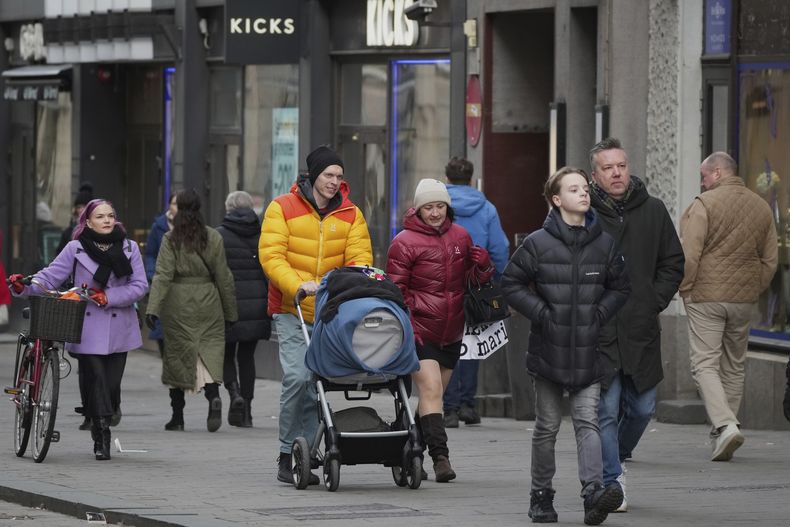 Personas caminan en una calle de Helsinki, Finlandia, el sábado 15 de marzo de 2025. (AP Foto/Sergei Grits)