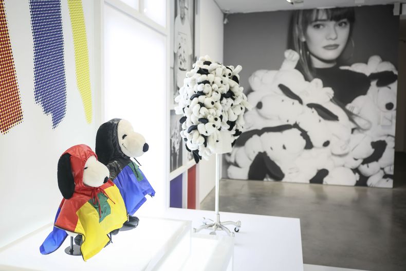 Figuras de Snoopy en el marco del 75º aniversario de Peanuts, en la exposición Snoopy In Style en París el jueves 20 de marzo de 2025. (Foto AP/Thomas Padilla)