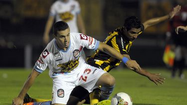 americateve | Ramiro Carrera de Arsenal de Argentina (izquierda) disputa un bal&oacute;n con Cristopher Hurtado de Pe&ntilde;arol de Uruguay en la Copa Libertadores el mi&eacute;rcoles 19 de marzo de 2014. (AP Foto/Matilde Campodonico)