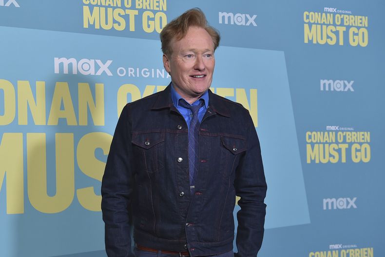 ARCHIVO - Conan OBrien llega a la sesión fotográfica de Conan OBrien Must Go en Los Ángeles el 16 de abril de 2024. (Foto Jordan Strauss/Invision/AP, archivo)