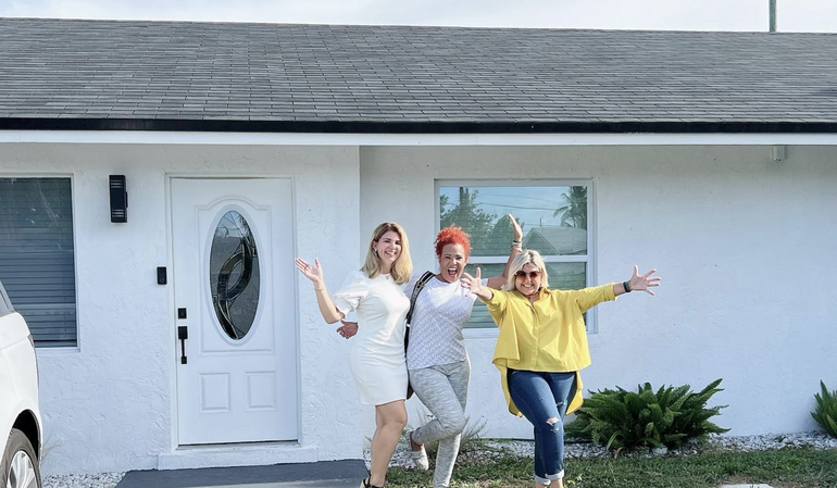 Cuquita la Mora festeja la compra de su primera casa en Estados Unidos