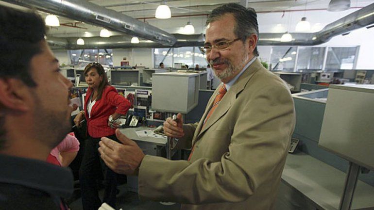 Miguel Henrique Otero en la redacción del diario (AP/archivo)