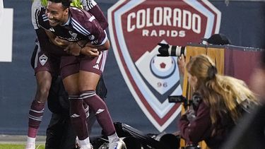 Kévin Cabral, delantero de Colorado Rapids abraza a Jonathan Lewis después de que anotara un gol en contra de St. Louis City en el segundo tiempo del partido de fútbol de la MLS, el domingo 7 de julio de 2024, en Commerce City, Colorado. (AP Foto/David Zalubowski)