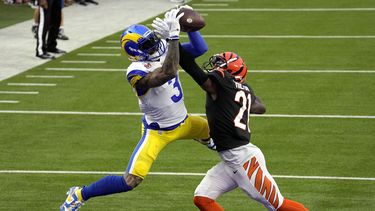 Rams dominan 13-10 al descanso; Beckham lesionado
