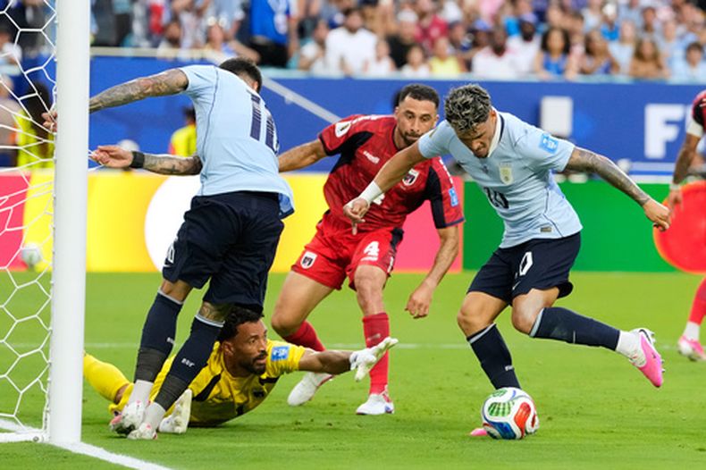Maxi Araújo, de la selección de Uruguay, intenta disparar frente al arquero caboverdiano Vozinha, en un encuentro mundialista disputado el domingo 21 de junio de 2026 en Miami Gardens, Florida (AP Foto/Rebecca Blackwell)