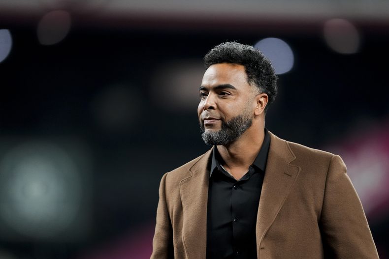 ARCHIVO . En foto del jueves 28 de marzo del 2024, el exjugador de los Marineros de Seattle Nelson Cruz lanza la primera bola ceremonial antes de firmar un contrato de un día para retirarse con el equipo. El viernes 17 de mayo del 2024, MLB contrata a Cruz como asesor. (AP Foto/Lindsey Wasson, Archivo)