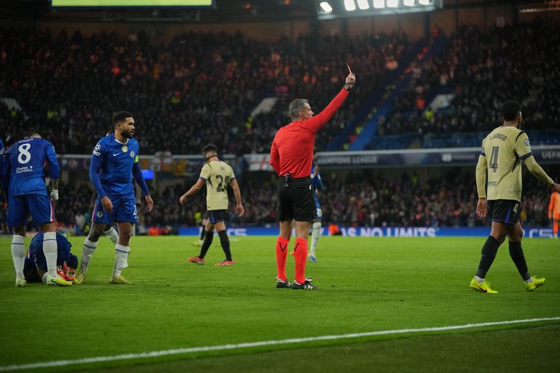 El árbitro Slavko Vincic expulsa a Ronald Araujo del Barcelona durante el partido contra Chelsea en la Liga de Campeones, el martes 25 de noviembre de 2025. (AP Foto/Kin Cheung)