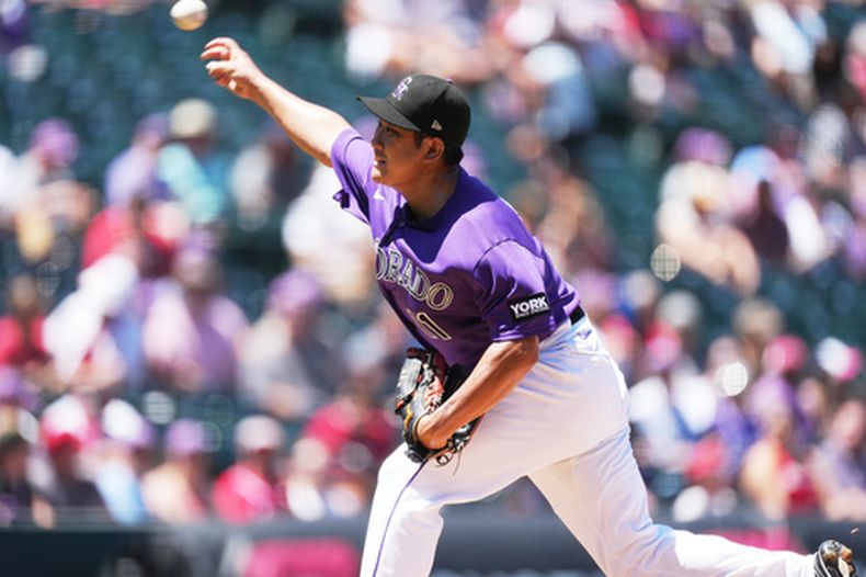 El lanzador abridor de los Rockies de Colorado, Tomoyuki Sugano, trabaja ante los Rojos de Cincinnati en la primera entrada de un partido de béisbol en Denver, el sábado 18 de julio de 2026. (Foto AP/David Zalubowski)