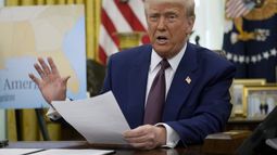 ARCHIVO - El presidente Donald Trump habla con los reporteros en el Despacho Oval de la Casa Blanca, en Washington, el 13 de febrero de 2025. (AP Foto/Ben Curtis)