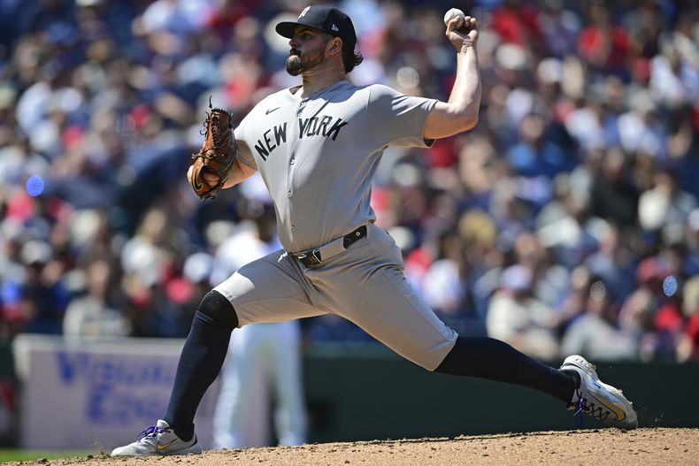Carlos Rodón de los Yankees de Nueva York lanza contra los Guardianes de Cleveland, el miércoles 23 de abril de 2025, en Cleveland. (AP Foto/David Dermer)
