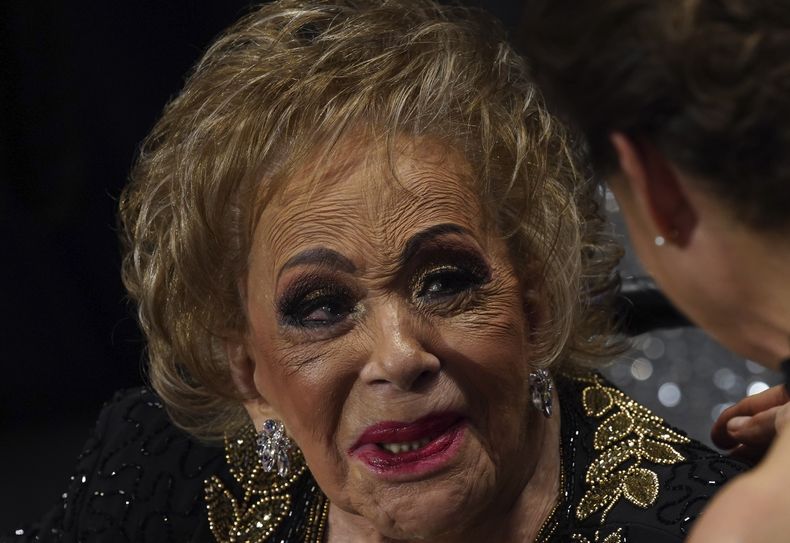 ARCHIVO - Silvia Pinal sonríe durante un homenaje a su trayectoria en el Palacio de Bellas Artes de la Ciudad de México el 29 de agosto de 2022. Pinal falleció el 28 de noviembre de 2024. Tenía 93 años.(Foto AP/Marco Ugarte, archivo)