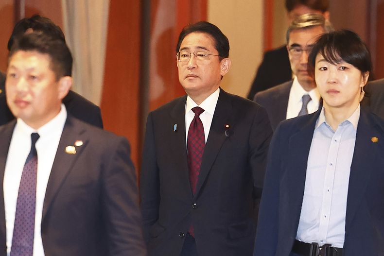 El primer ministro de Japón, en el centro, sale de una reunión con líderes de negocios en un hotel en Seúl, Corea del Sur, el lunes 8 de mayo de 2023. (Seo Dae-yeon/Yonhap via AP)