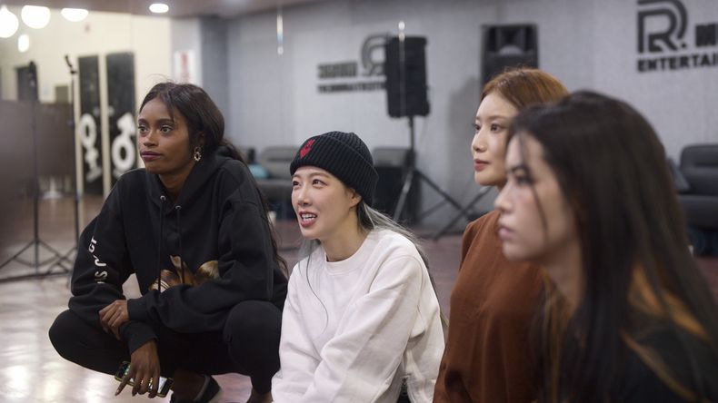 En esta fotografía sin fecha proporcionada por AppleTV+, integrantes actuales y anteriores de la banda de K-pop Blackswan. (AppleTV+ via AP)