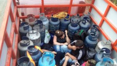 entre cilindros de gas viajan migrantes cubanos hacia eeuu