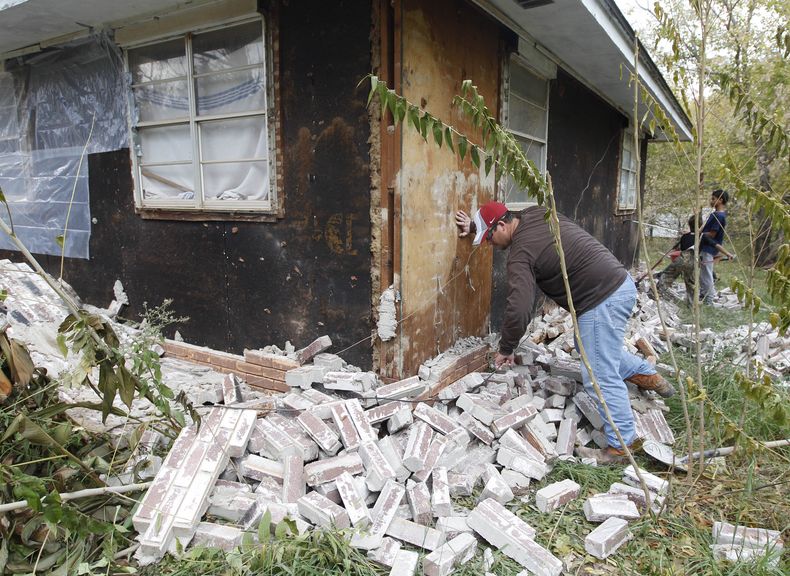 ARCHIVO - Foto de archivo, 6 de noviembre de 2011, de da&ntilde;os provocados por dos terremotos en menos de 24 horas en la zona de Sparks, Oklahoma. Los terremotos artificiales, un subproducto de ciertas perforaciones de alta tecnolog&iacute;a, provocan