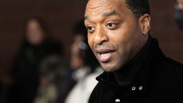 Chiwetel Ejiofor, guionista, director y actor de Rob Peace, durante una entrevista en el estreno de la película en Eccles Theatre en el Festival de Cine de Sundance el 22 de enero de 2024, en Park City, Utah. (Foto AP/Chris Pizzello)