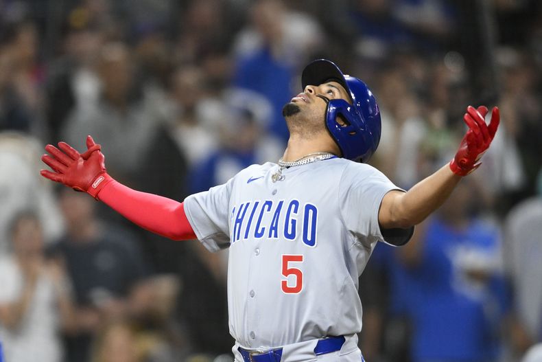 El dominicano Christopher Morel, de los Cachorros de Chicago, festeja luego de disparar un grand slam ante los Padres de San Diego, el martes 9 de abril de 2024 (AP Foto/Denis Poroy)