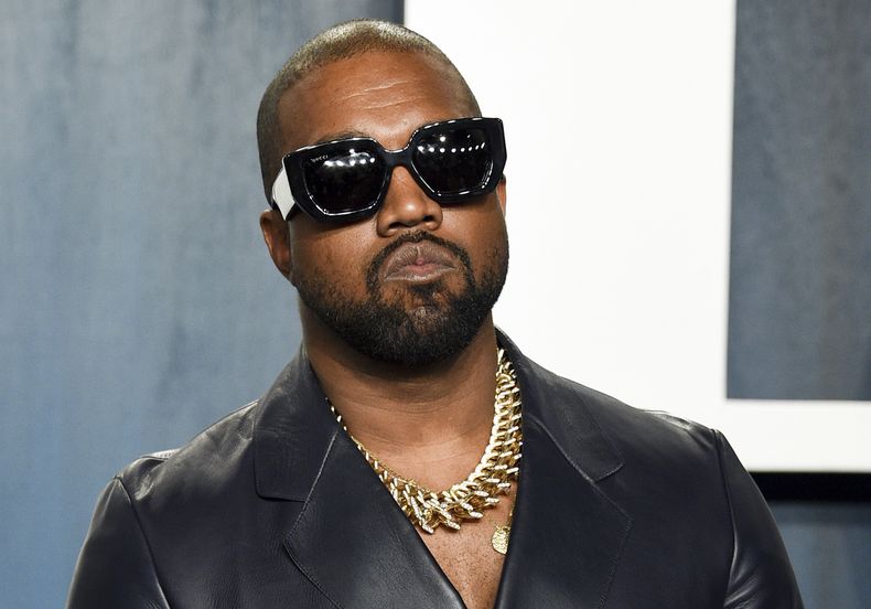 ARCHIVO - Kanye West llega a la fiesta de los Oscar de Vanity Fair el 9 de febrero de 2020, en Beverly Hills, California. Los herederos de Donna Summer demandaron a Ye y Ty Dolla $ign por el supuesto uso ilegal de la canción clásica de Summer de 1977 I Feel Love en el nuevo tema Good (Dont Die). (Foto Evan Agostini/Invision/AP, archivo)