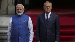 El primer ministro de India, Narendra Modi, izquierda, junto a su homólogo polaco, Donald Tusk, pasan revista a una guardia de honor antes de sostener conversaciones en Varsovia, Polonia, el jueves 22 de agosto de 2024. (AP Foto/Czarek Sokolowski)