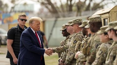 ARCHIVO – El candidato presidencial republicano y expresidente, Donald Trump, saluda a miembros de la Guardia Nacional en la frontera entre Estados Unidos Y México, el 29 de febrero de 2024, en Eagle Pass, Texas. (AP Foto/Eric Gay, Archivo)