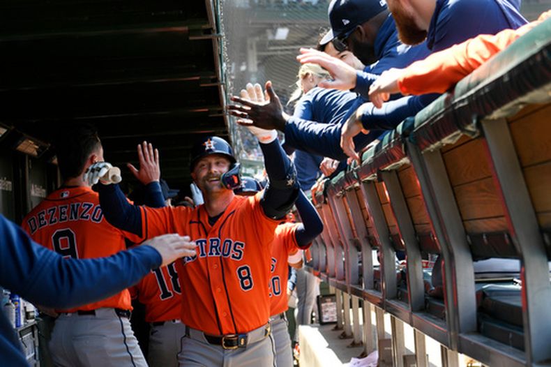 Christian Walker de los Astros de Houston celebra con sus compañeros su jonrón de tres carreras en al quinta entrada ante los Cachorros de Chicago el domingo 24 de mayo del 2026. (AP Foto/Paul Beaty)