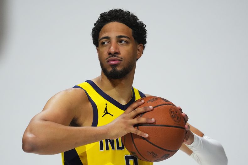 Tyrese Haliburton de los Pacers de Indiana posa para fotos en el día de medios del equipo el lunes 29 de septiembre del 2025. (AP Foto/Darron Cummings)