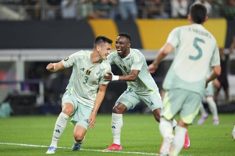 César Montes (izquierda), de la selección de México, festeja su segundo tanto ante Surinam en un partido e la Copa Oro, disputado el miércoles 18 de junio de 2025, en Arlington, Texas (AP Foto/Julio Cortez)