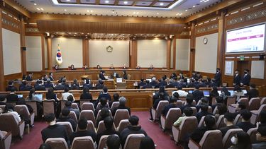Los ocho jueces de la Corte Constitucional de Corea del Sur atienden la audiencia final sobre la imposición de la ley marcial de parte del presidente surcoreano Yoon Suk Yeol, en Seúl, Corea del Sur, el martes 25 de febrero de 2025. (Jung Yeon-je/Pool Photo vía AP)